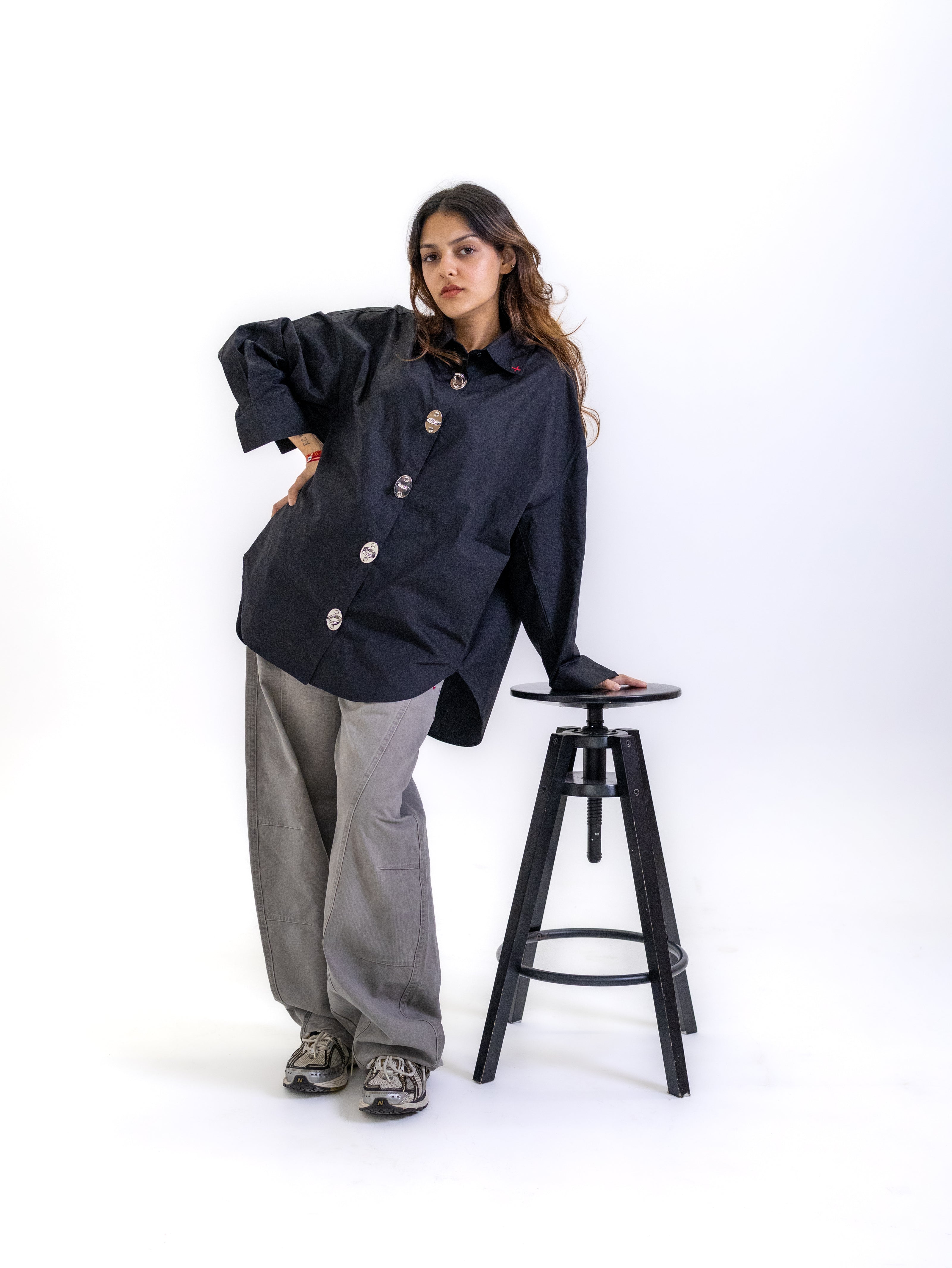 THE METAL BUTTON SHIRT - KANAGU BLACK